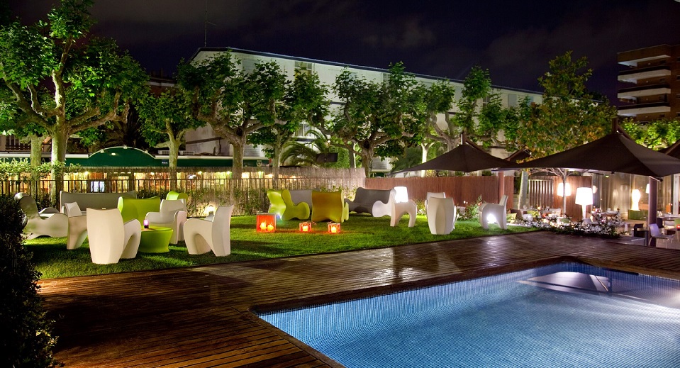 Hotel Magnolia solo para adultos en la Costa Dorada donde disfrutar de spa, centro de bienestar y habitaciones con jacuzzi