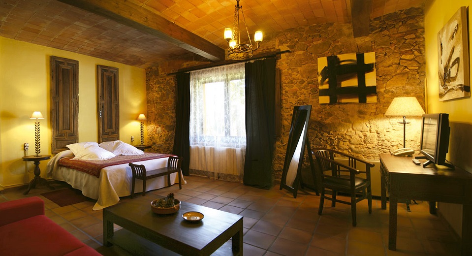 Hotel rural rodeado de bosques y campo en Cassá de la Selva, un lugar de la Costa Brava donde disfrutar de una hotel adults Only en plena Costa Brava de Girona.