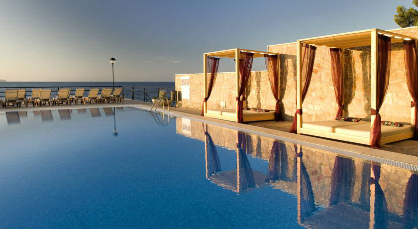 piscina con vistas al mar del hotel Barceló Illetas Adults Only en Mallorca