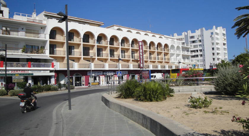Fachada de los White Apartments Adults Only en Ibiza
