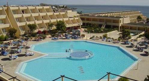 piscina con vistas al mar del hotel Coronas Playa en Lanzarote