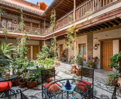 Acogedor patio de estilo tradicional andaluz en este coqueto hotel solo para adultos.