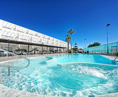 Gran piscina exterior con chorros de hidroterapia de este hotel ideal para parejas.
