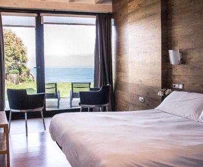 Una de las luminosas habitaciones con terraza y vistas al mar de este maravilloso hotel solo para adultos.