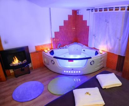 Acogedor espacio con bañera de hidromasaje privada y chimenea de esta casa rural independiente, ideal para parejas.