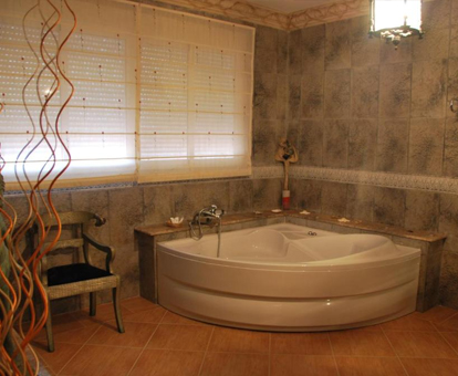 Foto del baño con bañera de hidromasaje para dos personas que se encuentra en el Alojamiento Rural Los Delfines