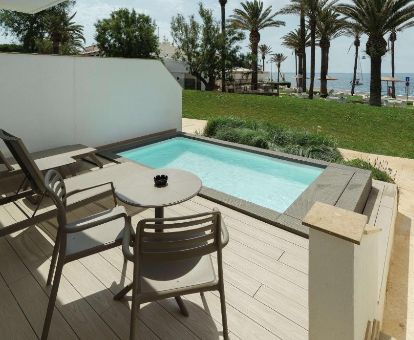 Terraza con mobiliario y piscina privada con vistas al mar de la Suite Club My Favorite.