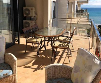 Foto de la terraza privada con vistas al mar de este apartamento particular.
