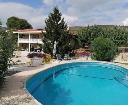 Acogedor hotel rural solo para adultos con piscina al aire libre.