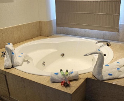 Foto de la bañera de hidromasaje circular de la Suite con banera de hidromasaje