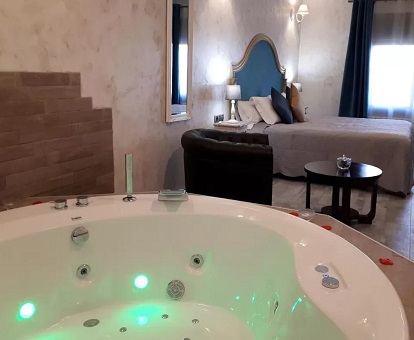 Foto de la bañera de hidromasaje circular en las Suites