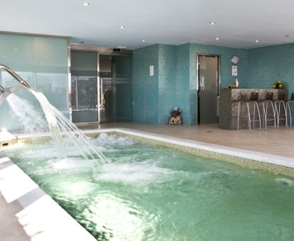 Foto de la piscina con chorros de hidroterapia del spa del hotel.