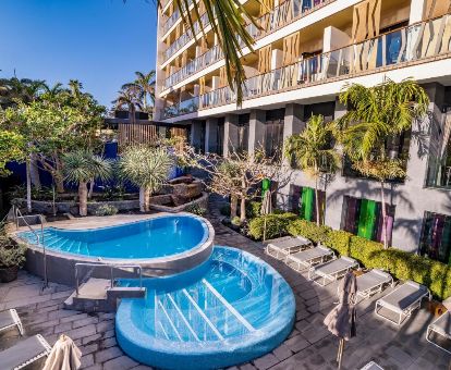 Exteriores de este maravilloso hotel solo para adultos con piscinas al aire libre.