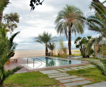 Exteriores de este hotel con jardín, piscina y acceso directo a la playa.