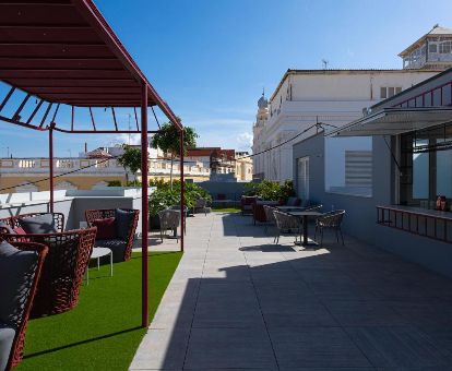 Agradable terraza con mobiliario y zona de bar en este hotel solo para adultos.