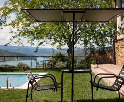 Agradable espacio exterior con piscina, mobiliario y vistas al bello paisaje que rodea este hotel solo para adultos.