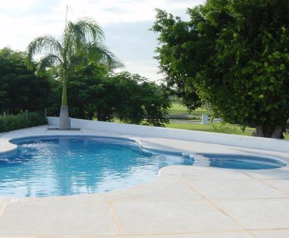 Foto de la piscina al aire libre de este hotel solo para adultos.