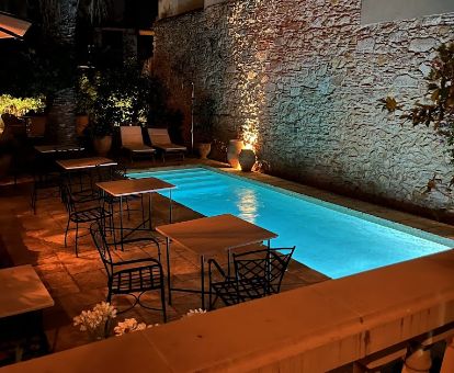 Acoegdor espacio exterior con piscina de este hotel solo para adultos.