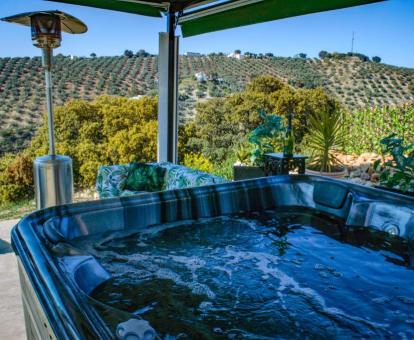 Foto de la bañera de hidromasajes exterior de esta preciosa casa con piscina.