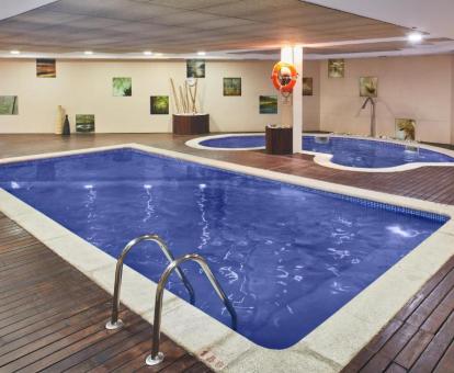 Foto de las piscinas interiores disponibles todo el año de este hotel.
