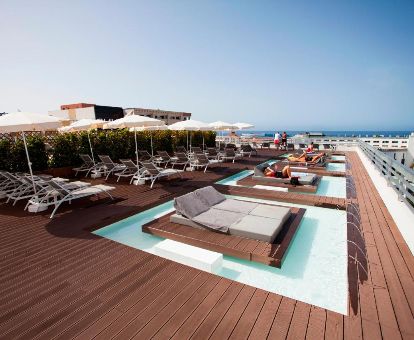 Terraza solarium con vistas al mar y camas con piscinas independientes en este fabuloso hotel solo para adultos.