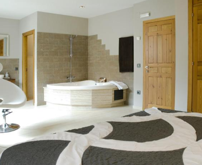 Foto de un dormitorio con bañera de hidromasaje en la casa rural