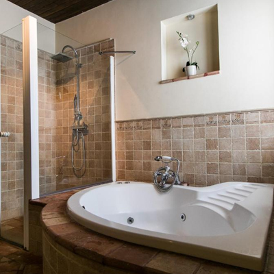 Foto de la bañera de hidromasaje que se encuentra en el hotel El Rincón de las Descalzas