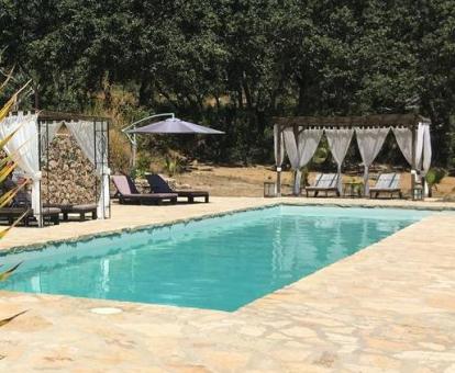 Foto de la piscina al aire libre con terraza solarium y hermosas vistas a la naturaleza.