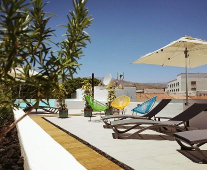 Agradable terraza solarium con mobiliario de este hotel solo para adultos.