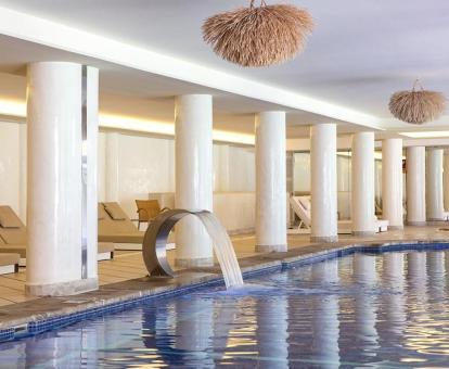 Foto de la piscina cubierta con hidroterapia del spa del hotel disponible todo el año.