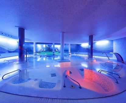 Foto del centro de bienestar del hotel con piscina de hidroterapia.