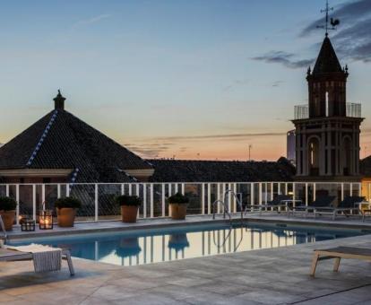 Foto de la piscina al aire libre disponible todo el año con vistas a la ciudad de este hotel.