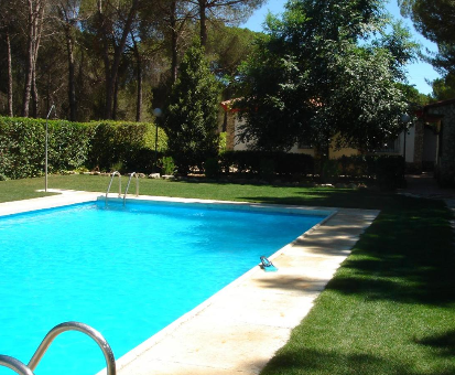 Hermosa piscina exterior ubicada en el jardín de la Casa Ribera el Duero en Traspinedo