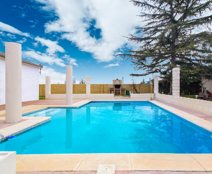Fabulosa piscina al aire libre de la Villa Lavish en Villamuriel de Cerrato