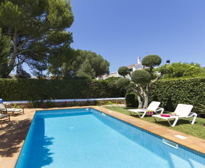 Hermosa piscina ubicada en el exterior de la Villa Savina Cala en Blanes 