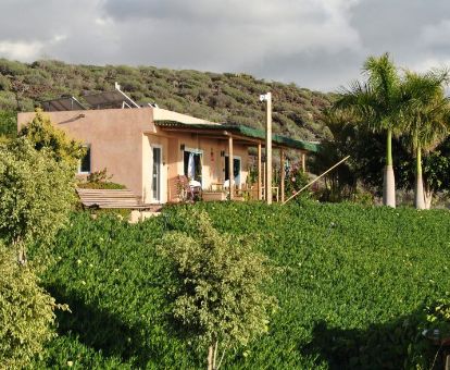 Una de las coquetas casas independientes en plena naturaleza de este alojamiento rural.