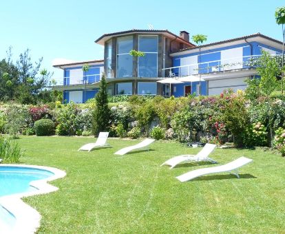 Hotel solo para adultos con bellos jardines y piscina exterior.