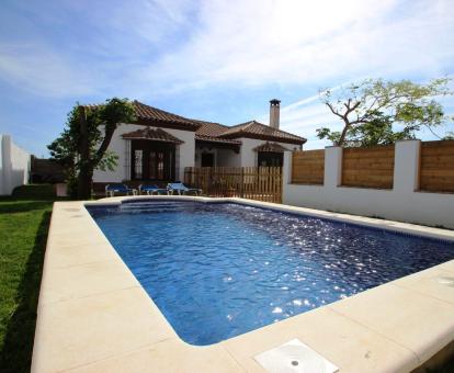 Foto de esta hermosa casa independiente con piscina privada y jardín.