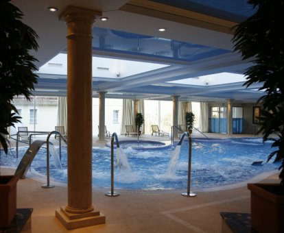 Foto de las instalaciones del spa del hotel con piscina de hidroterapia.