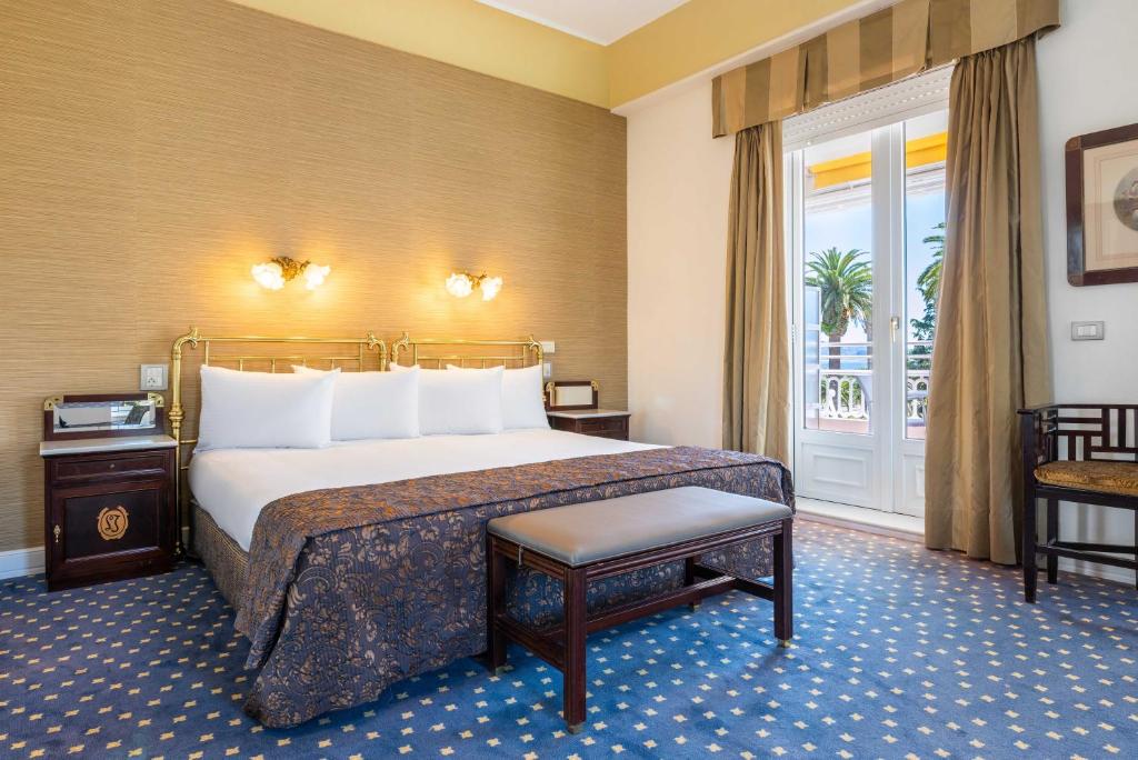 Foto de una de las elegantes habitaciones con vistas al mar del hotel.