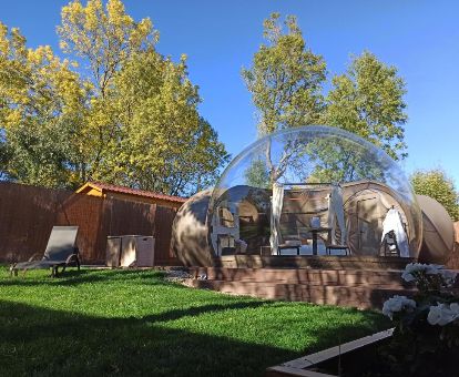 Hermosa habitación burbuja con jardín privado, ideal para estancias en pareja.