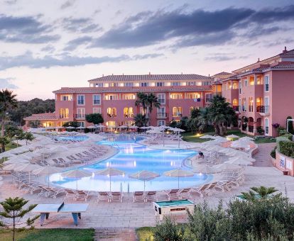 Amplia zona exterior con piscina y solarium de este maravilloso hotel para parejas.