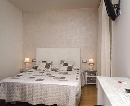 Foto de una de las habitaciones con cama doble del hostal.