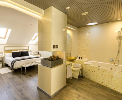 Foto de la habitación con bañera de hidromasaje privada del Hotel & Spa Princcesa Munia de Asturias
