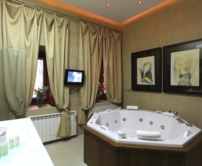 Foto de la habitación con jacuzzi privado que se encuentra en el Hotel Boutique Palacio de la Serna
