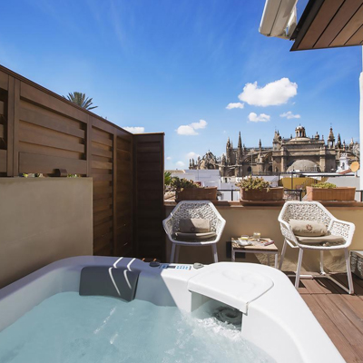 Foto de la terraza con jacuzzi privado que se encuentra en el Hotel Casa 1800 Sevilla