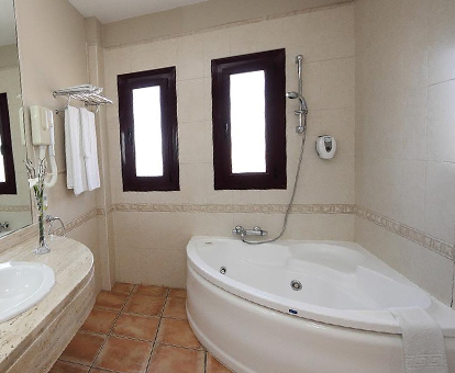 Foto del baño con bañera de hidromasaje que se encuentra en el Hotel Château Viñasoro