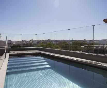 Foto de la piscina con vistas a los alrededores del hotel.