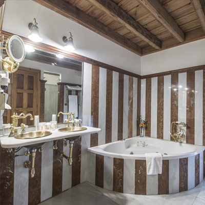 Foto del baño con bañera de hidromasaje del Hotel Las Casas de la Judería de Sevilla