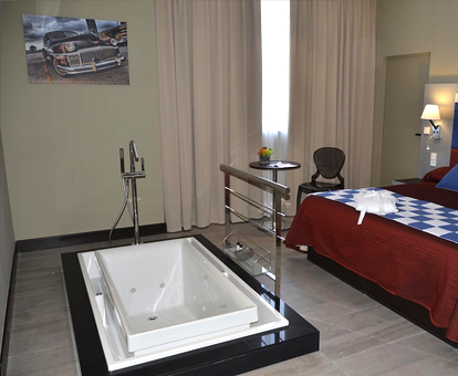 Foto de la habitación con bañera de hidromasaje al lado de la cama que se encuentra en el Hotel Route 42